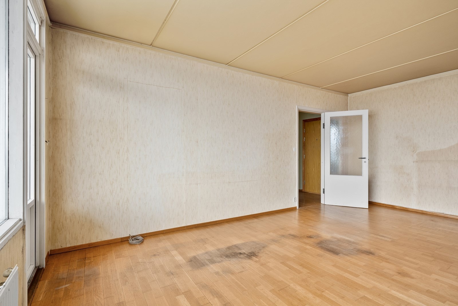 Opprinnelig er det tilgang til kjøkkenet fra stuen. Det lar seg gjøre og tilbakeføre om man vil ha dør mellom kjøkken og stue. Galleribilde