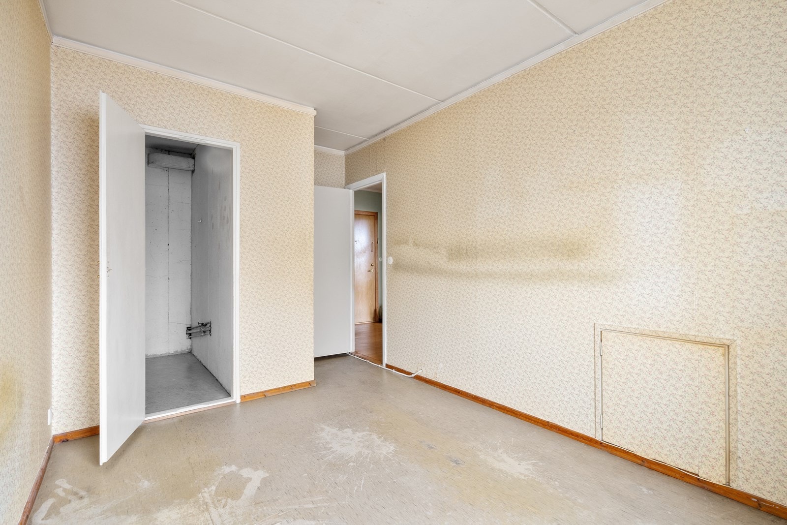 Soverom med tilhørende kott. Flere naboer har valgt å inkludere kottet i badet for å utvide badets areal. Galleribilde