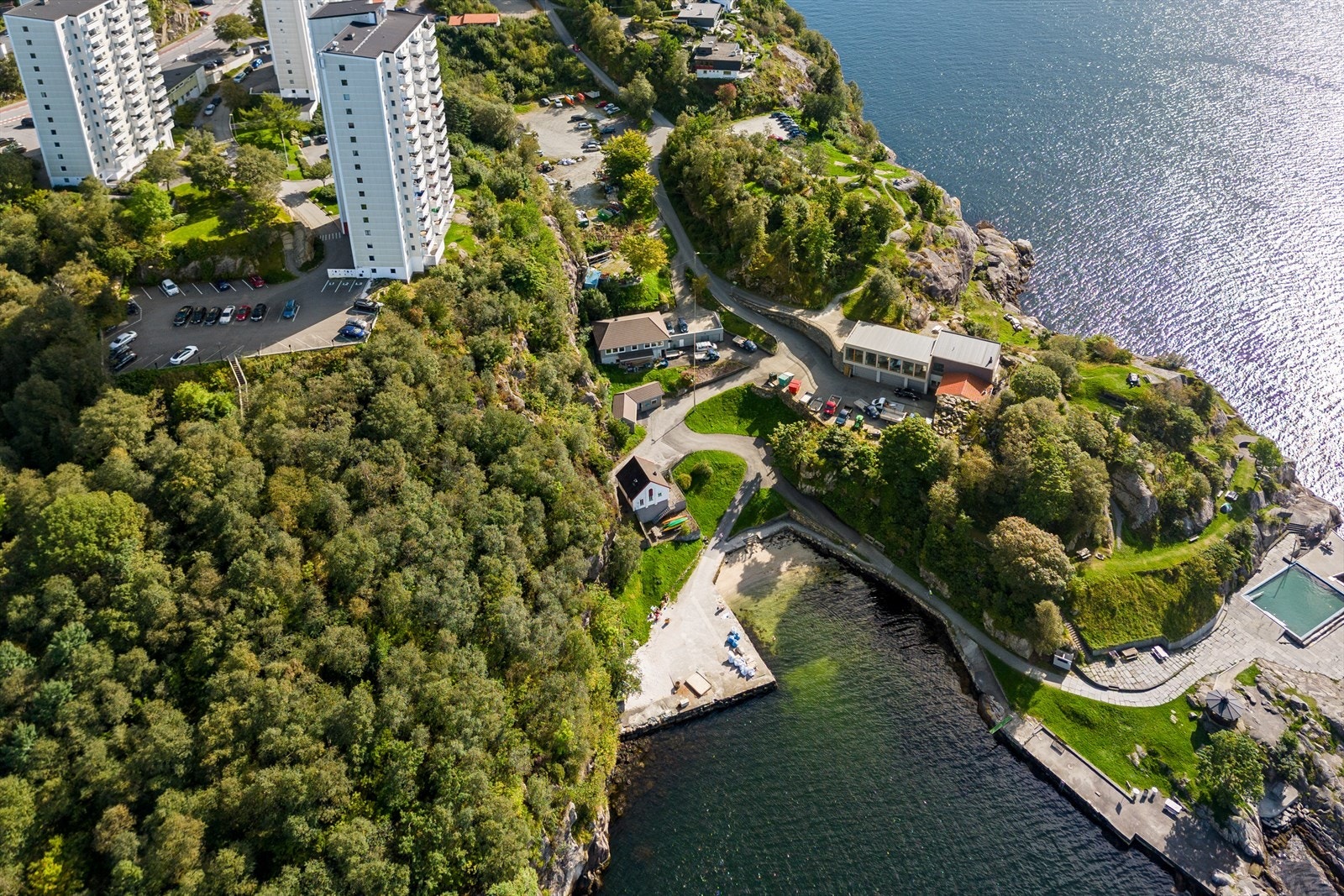 En kort spasertur fra leiligheten ligger Helleneset, et nydelig friområdet med strand og basseng. Galleribilde