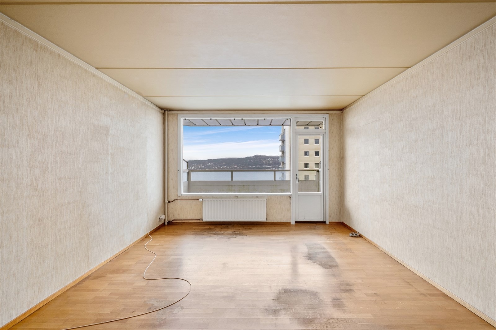 Radiator i stuen, sentralvarme er inkludert i husleien. Galleribilde