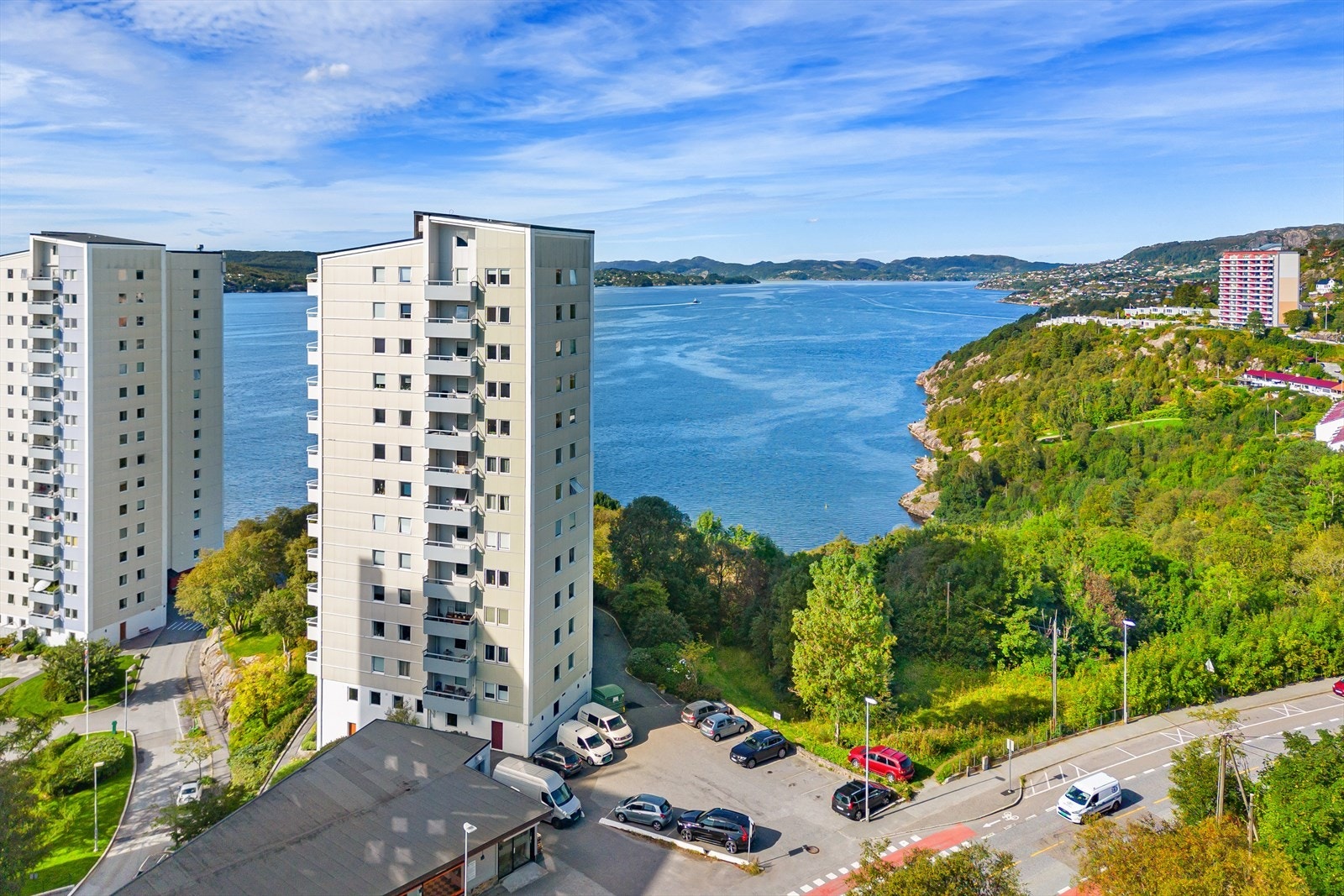 Borettslaget har ca. 90 parkeringsplasser til disposisjon. I tillegg er det etablert ladeplasser for el-biler. Galleribilde