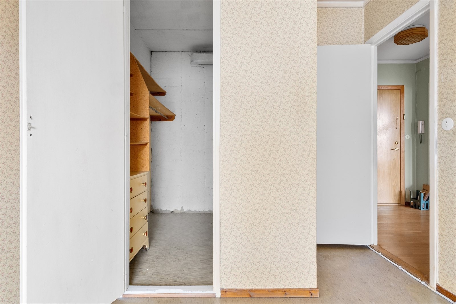 Innvendig bod og dør inn til kott på høyre siden. Galleribilde