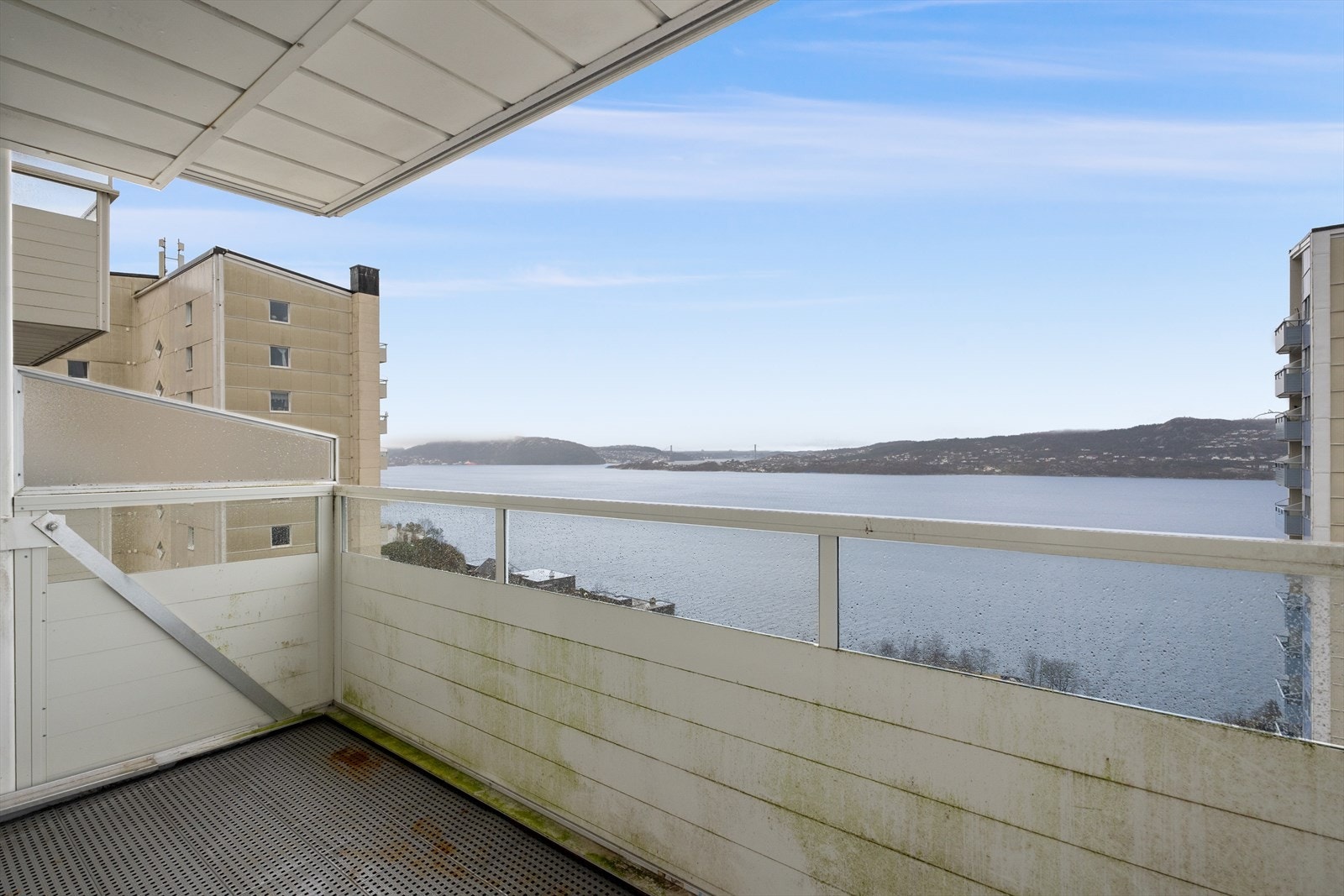 Overbygget altan med plass for utemøbler. Galleribilde