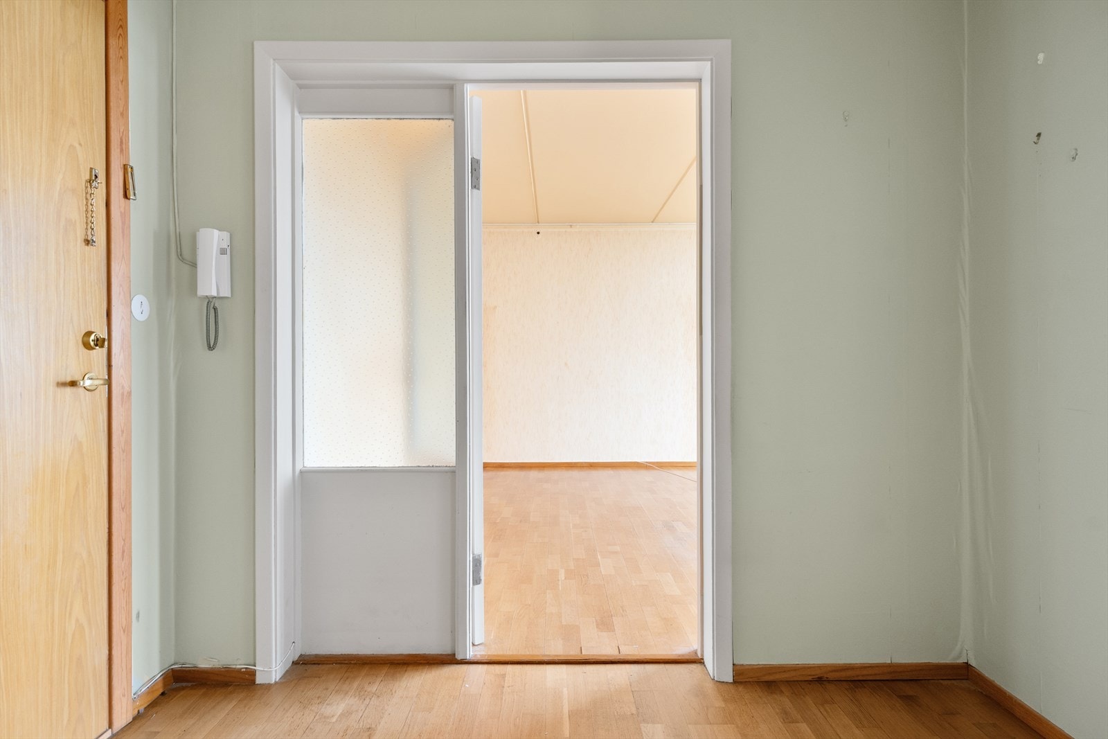 Dørtelefon slipper inn gjester Galleribilde