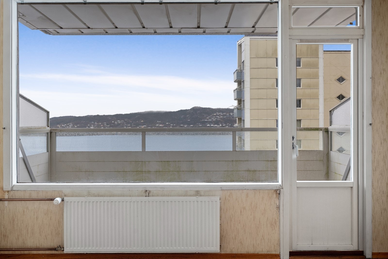 Store vinduer sikrer flott utsikt også fra stuen. Galleribilde