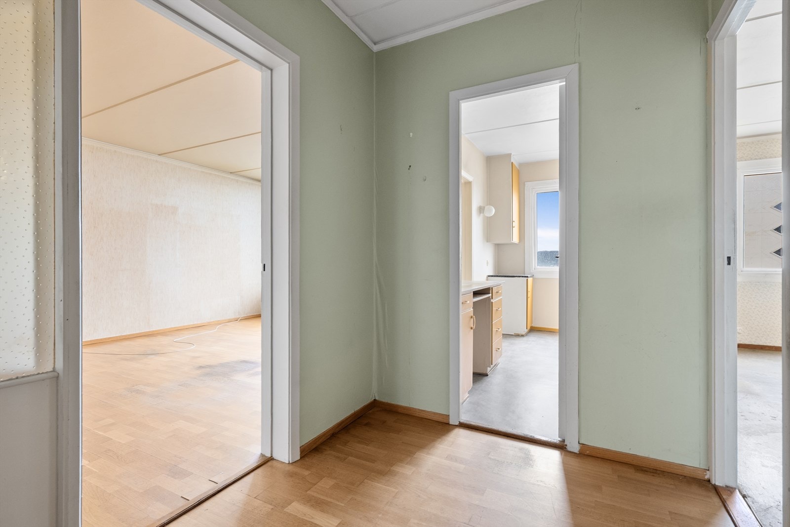 Romslig gang/entre som også er bindeleddet til alle rommene i leiligheten Galleribilde