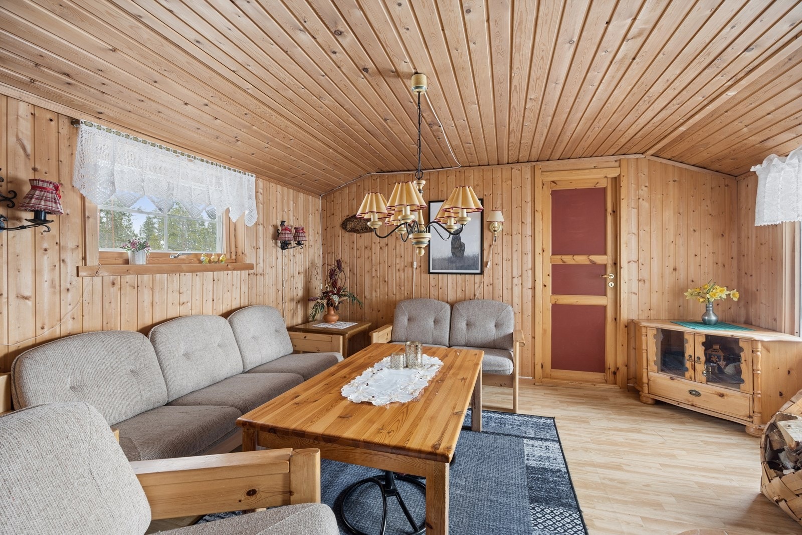 Oppholdsrommet gir plass til flere sittegrupper og mulighet for å etablere ulike soner. Galleribilde