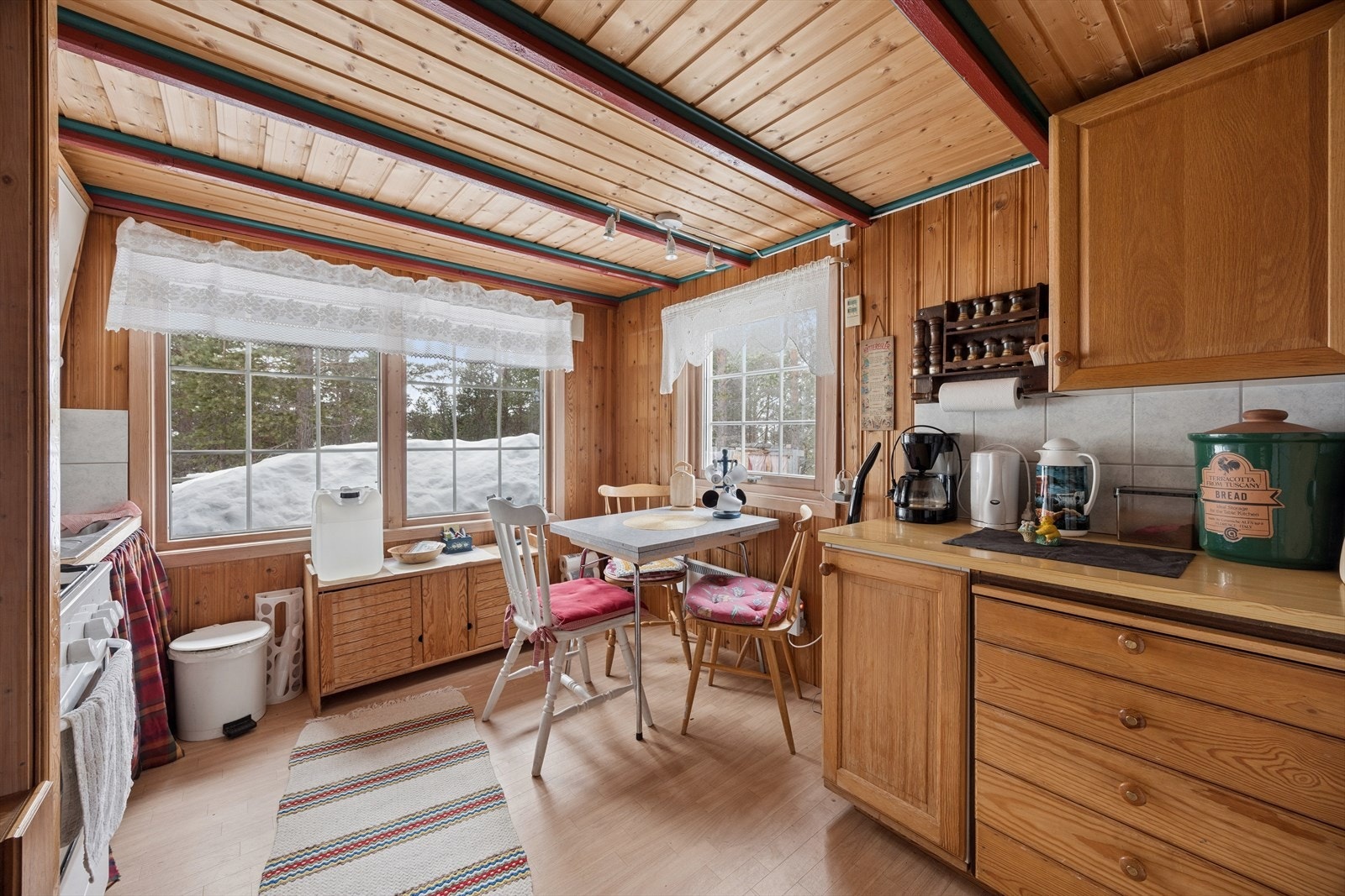 Kjøkkeninnredningen har en kombinasjon av profilerte og slette fronter, og laminert benkeplate. Galleribilde