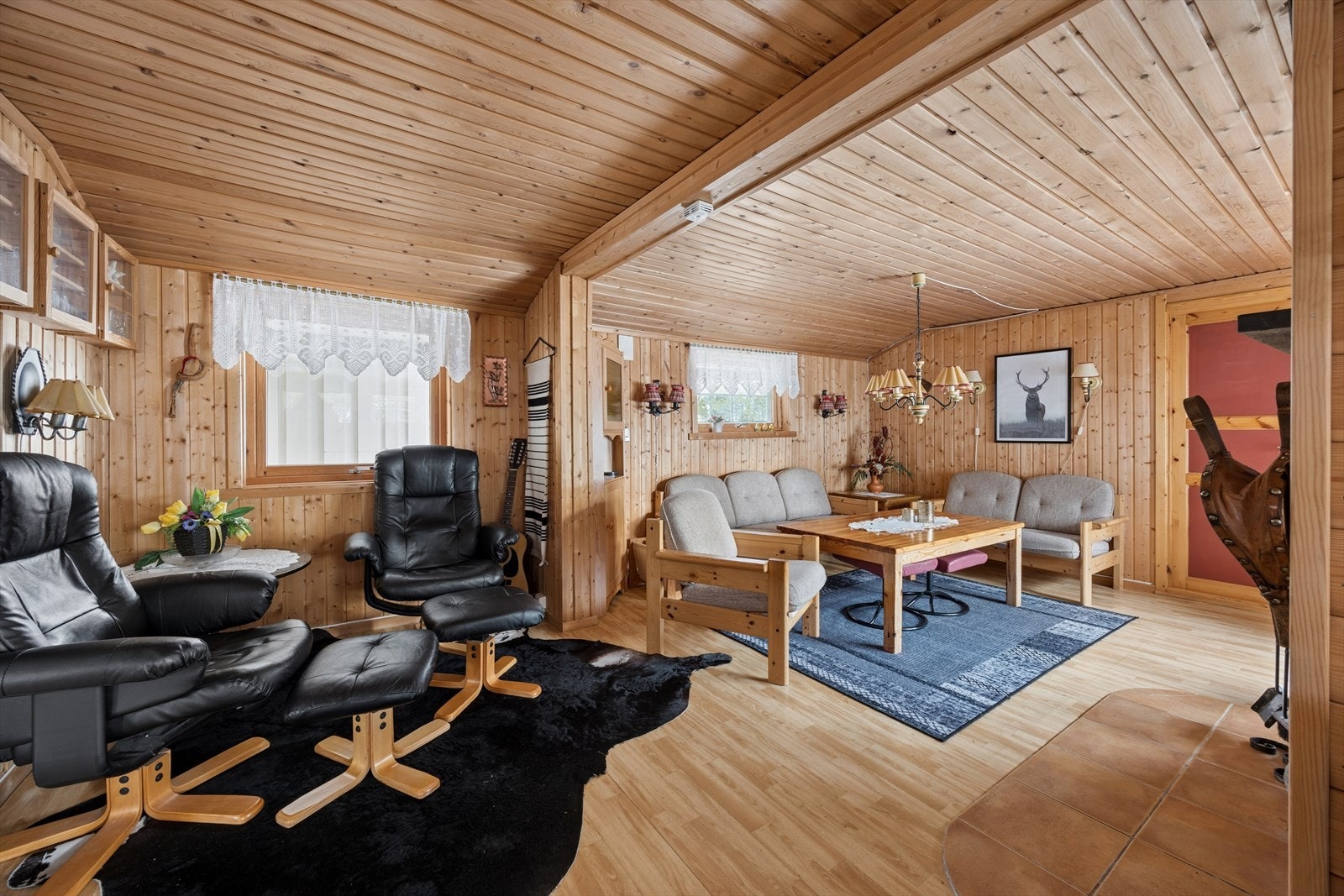 Innvendig byr fritidsboligen på et romslig oppholdsrom. Galleribilde