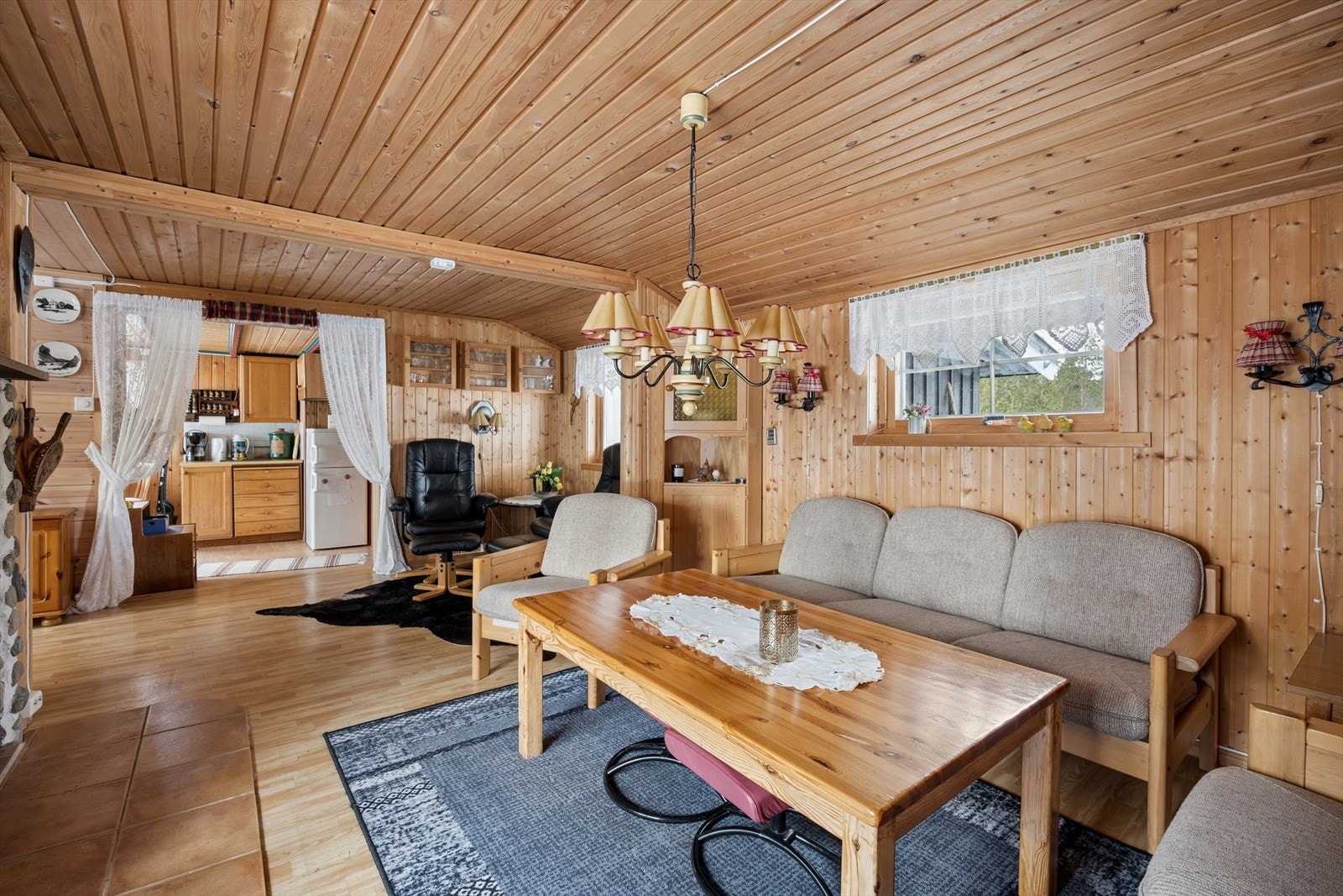 Det er gulv av furu og trepanel på veggene. Galleribilde