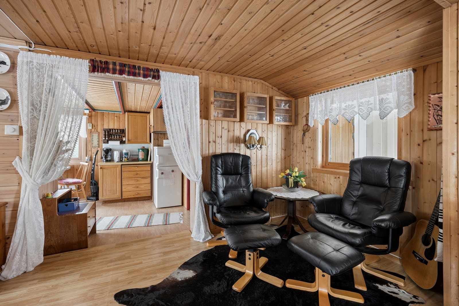 Boligen måler 64 kvm (internt bruksareal) og strekker seg over 1 plan. Galleribilde