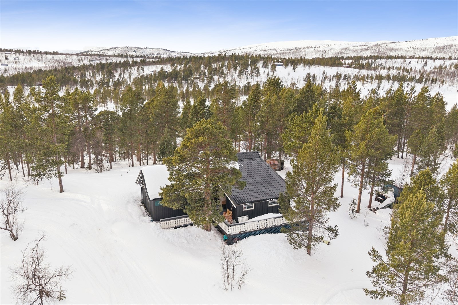 Hytta er opprinnelig oppført i 1981 med påbygg utført i flere etapper. Galleribilde