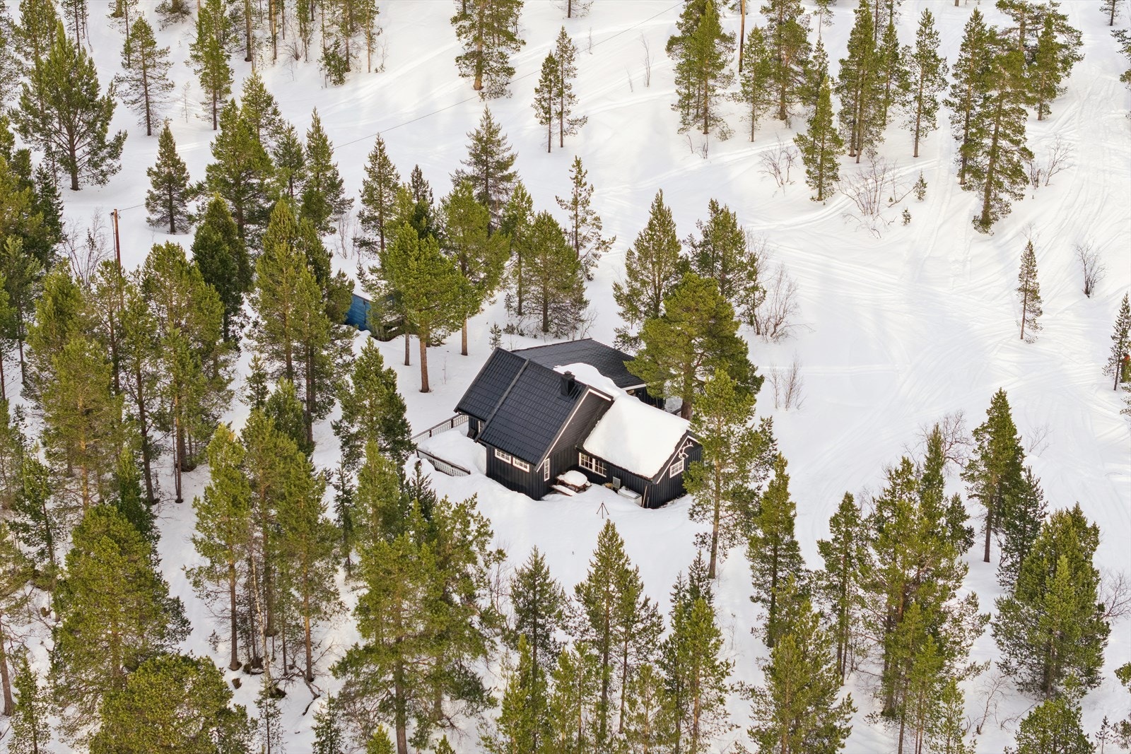 Hytten ligger i et område som byr på fantastiske tur-, fiske- og jaktmuligheter, uansett årstid. Galleribilde