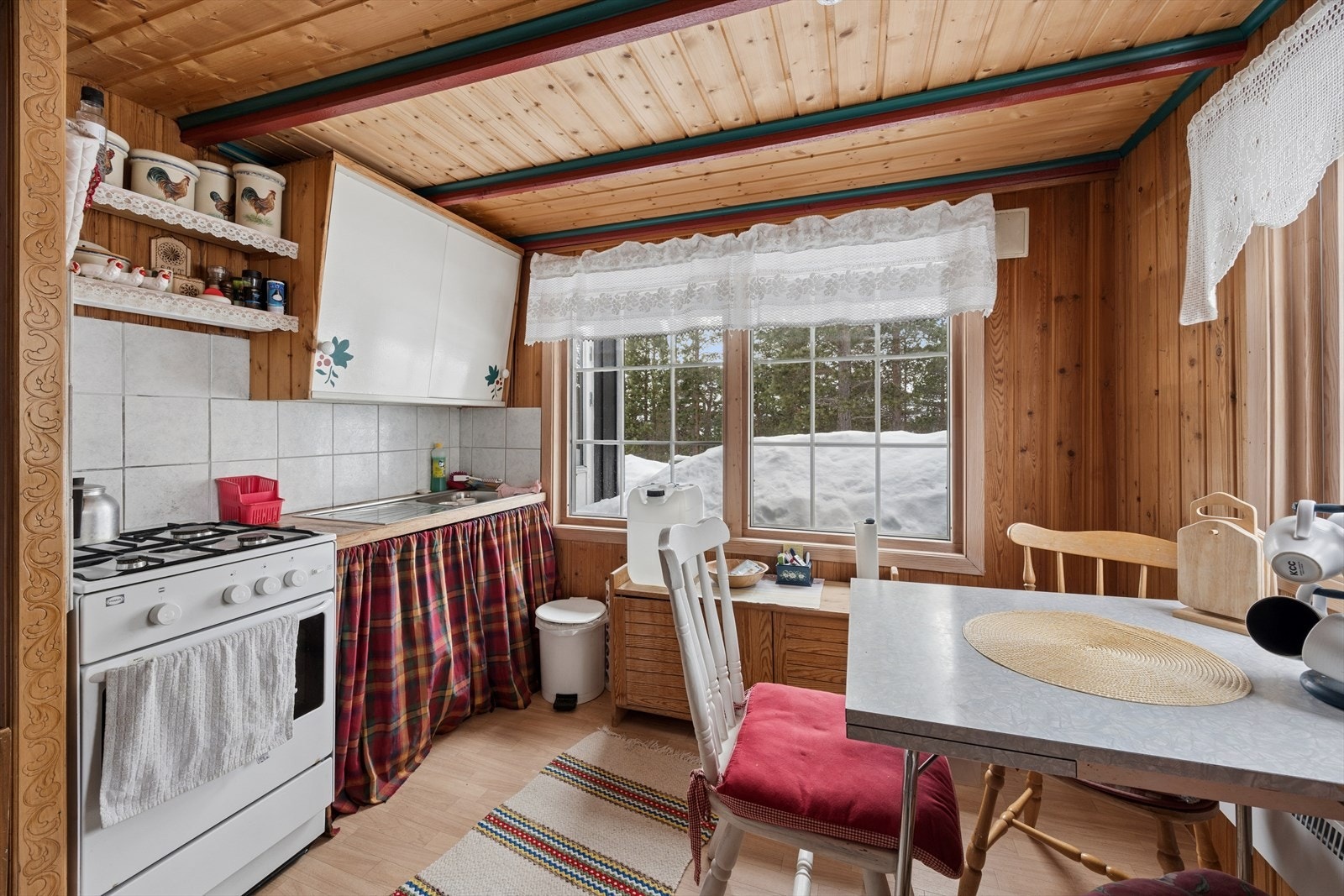 Kjøkkenet gir plass til å ha en mindre spisegruppe. Galleribilde