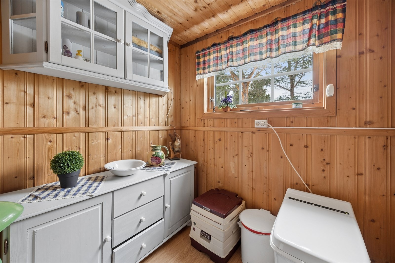 Toalettrommet er utstyrt med innredning og et cinderella-toalett. Galleribilde