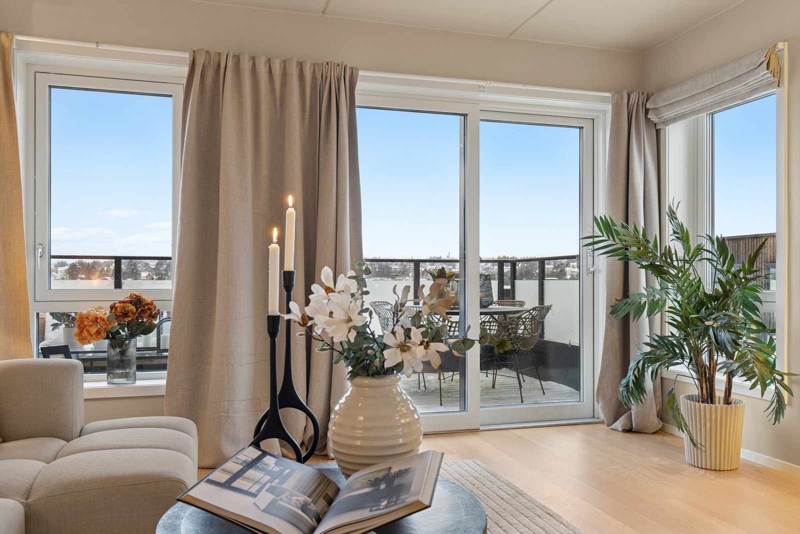 Store vindusflater slipper inn rikelig med naturlig lys. Galleribilde