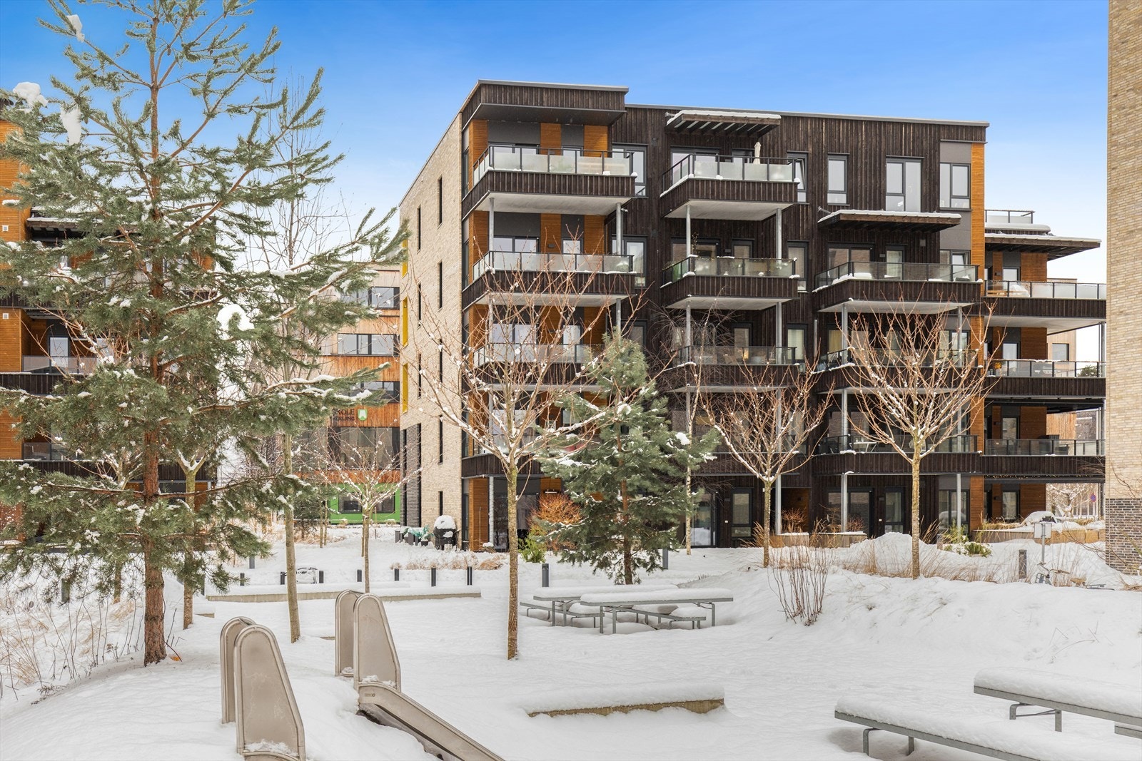 Attraktiv topp- og endeleilighet fra 2019 med heisadkomst til etasjen - en ettertraktet kombinasjon av beliggenhet og komfort. Galleribilde