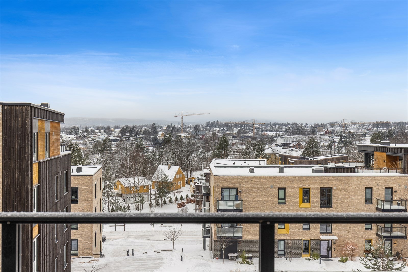 Nyt ettermiddags- og kveldssolen med utsikt mot kolsåstoppen. Galleribilde