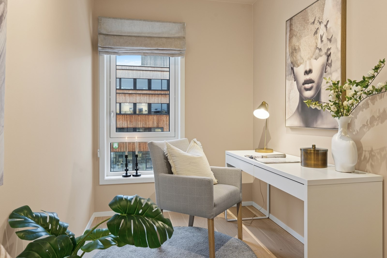 Fleksibelt rom som passer like godt som soverom som hjemmekontor. Galleribilde