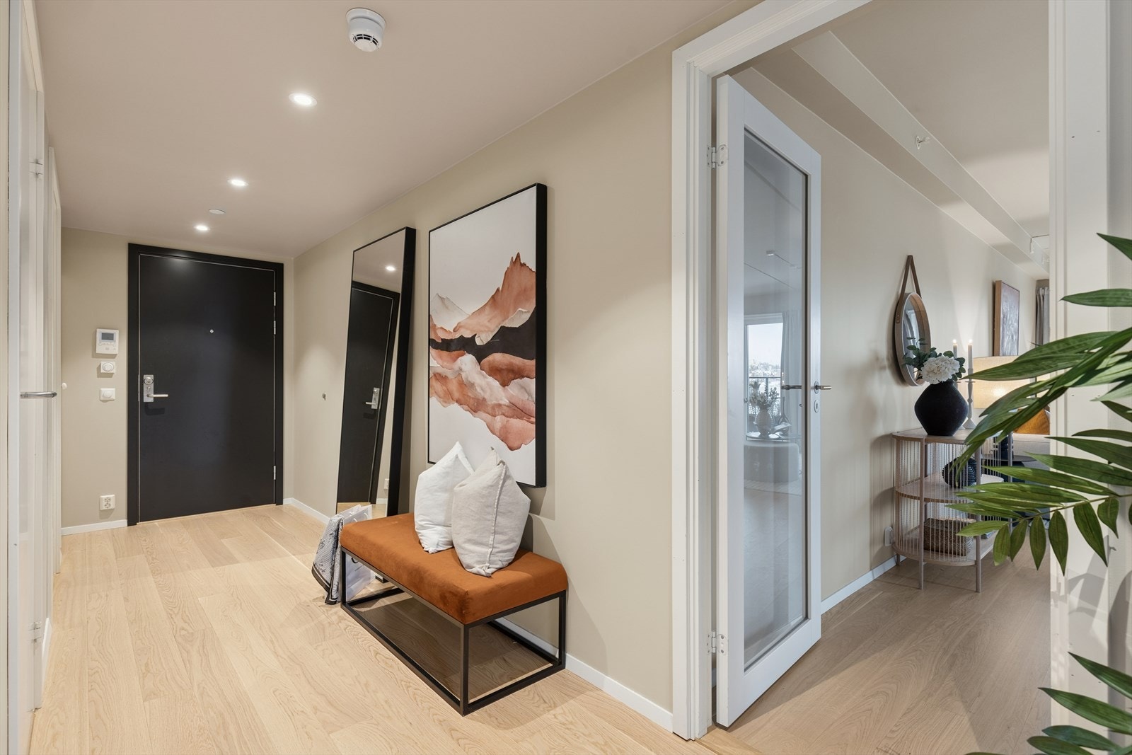 Innbydende entré som gir et godt førsteinntrykk, med plass til garderobeløsning for yttertøy og sko. Galleribilde