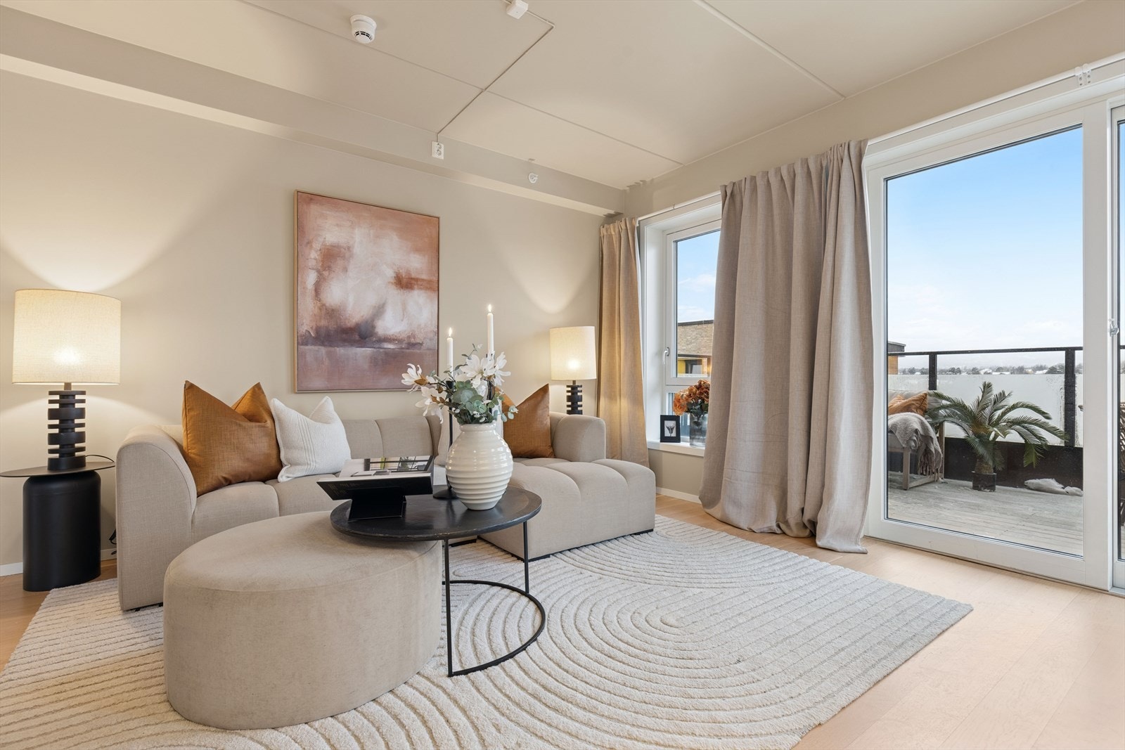 Det er kort vei til sommerfavoritten Storøya med badestrender, sandvolleyball og fine turstier - og flotte muligheter også vinterstid. Galleribilde