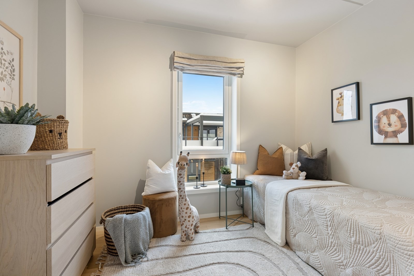 Innbydende soverom 2 med parkettgulv, malte overflater og gode møbleringsmuligheter. Galleribilde