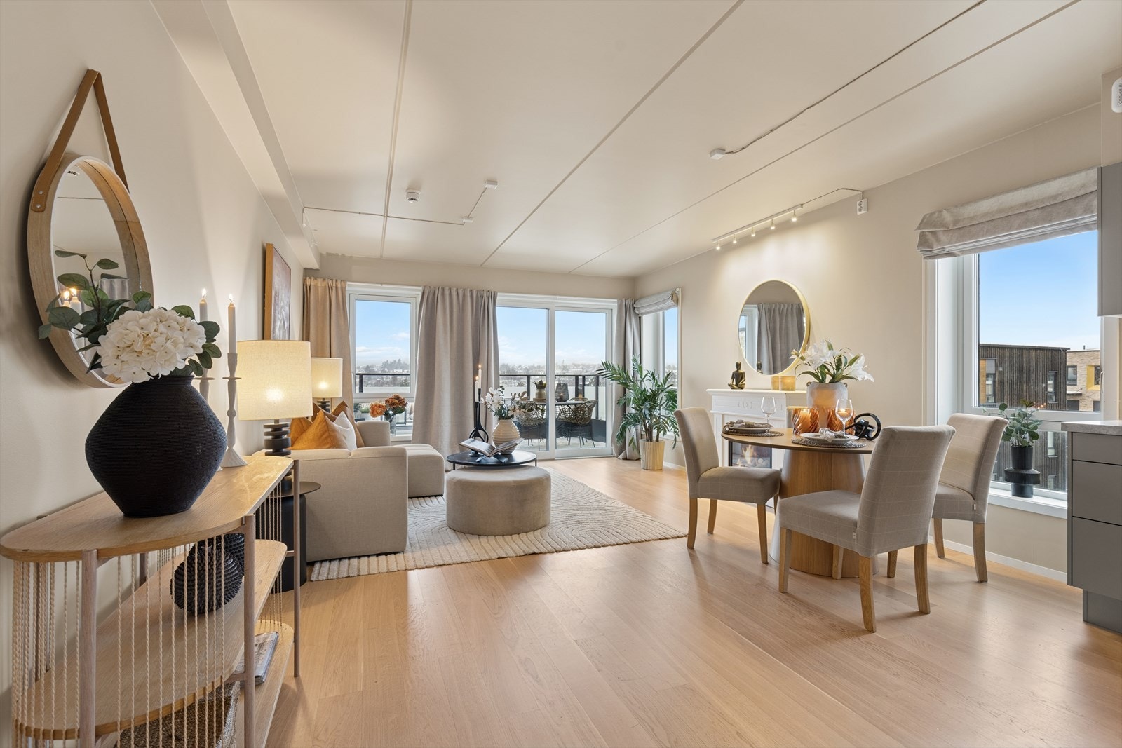 Takhøyde på ca. 2,55 meter gir rikelig med lys og en luftig atmosfære. Galleribilde