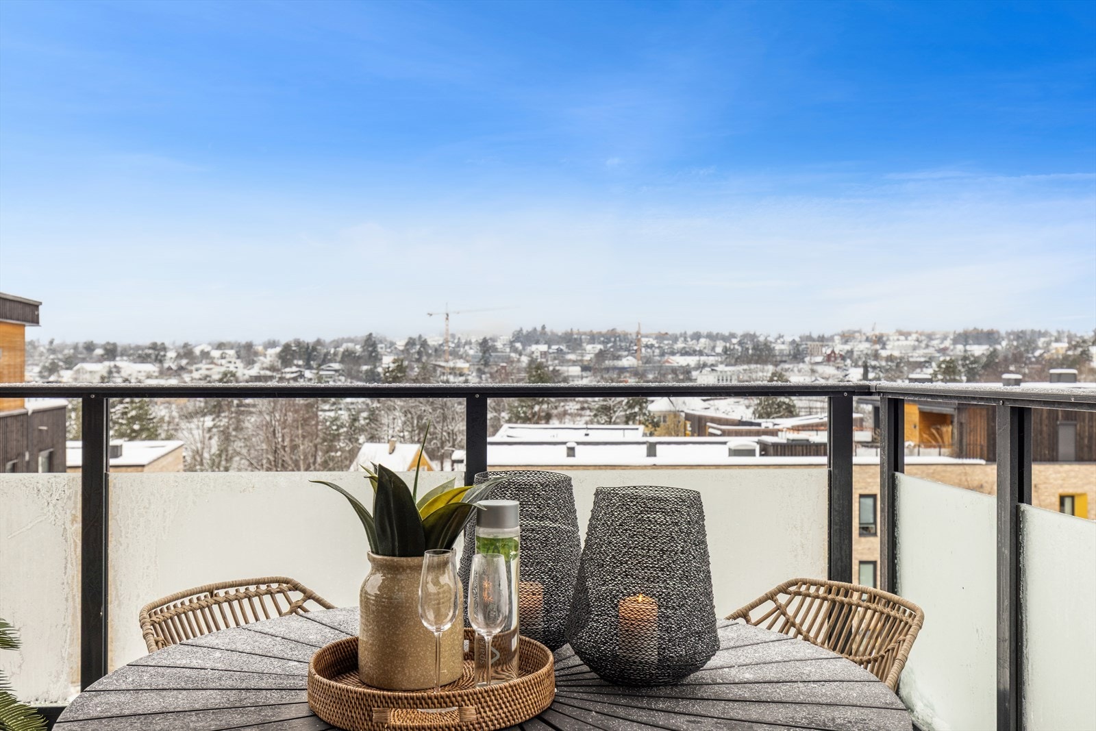 Med to balkonger på hver sin side av leiligheten kan du følge solen fra morgen til kveld. Galleribilde