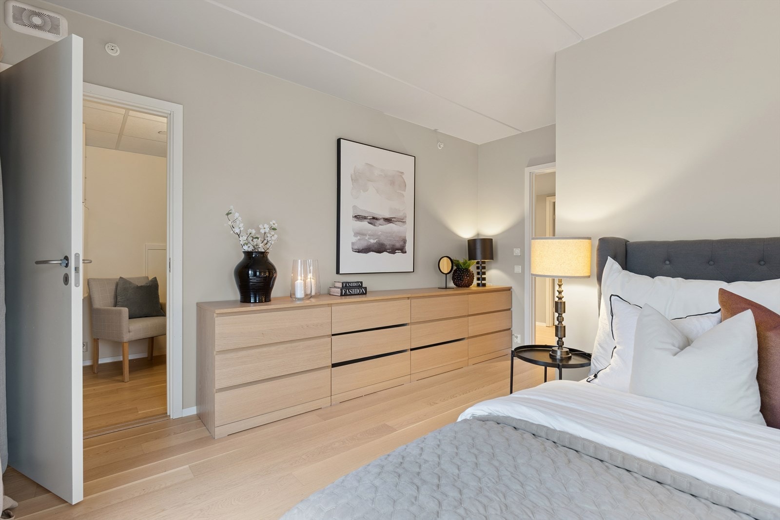 Leiligheten byr på tre soverom med parkettgulv og malte flater som gir et lyst og helhetlig uttrykk. Galleribilde