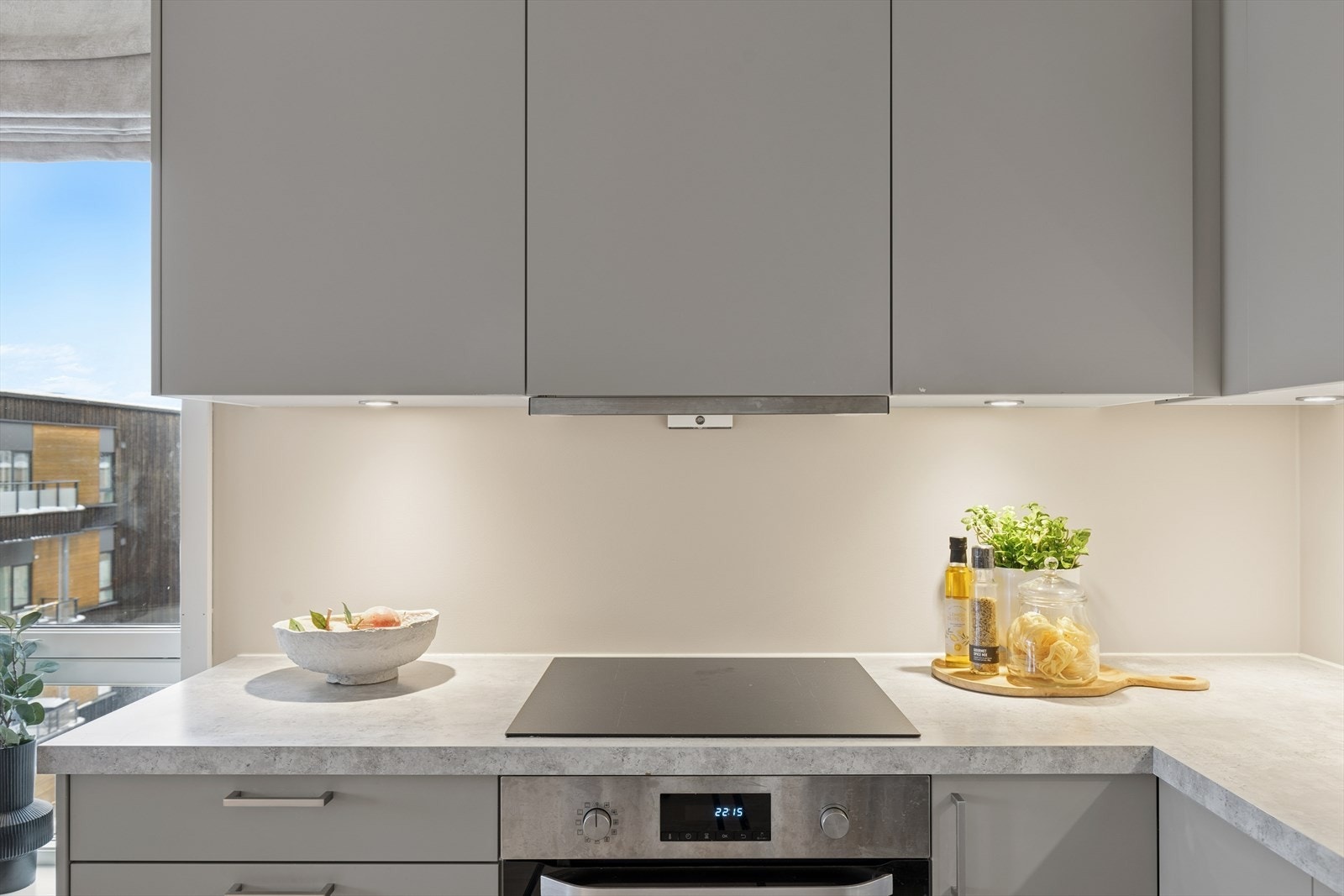 Tidløs kjøkkeninnredning fra Sigdal, med glatte fronter og praktisk laminatbenkeplate. Galleribilde