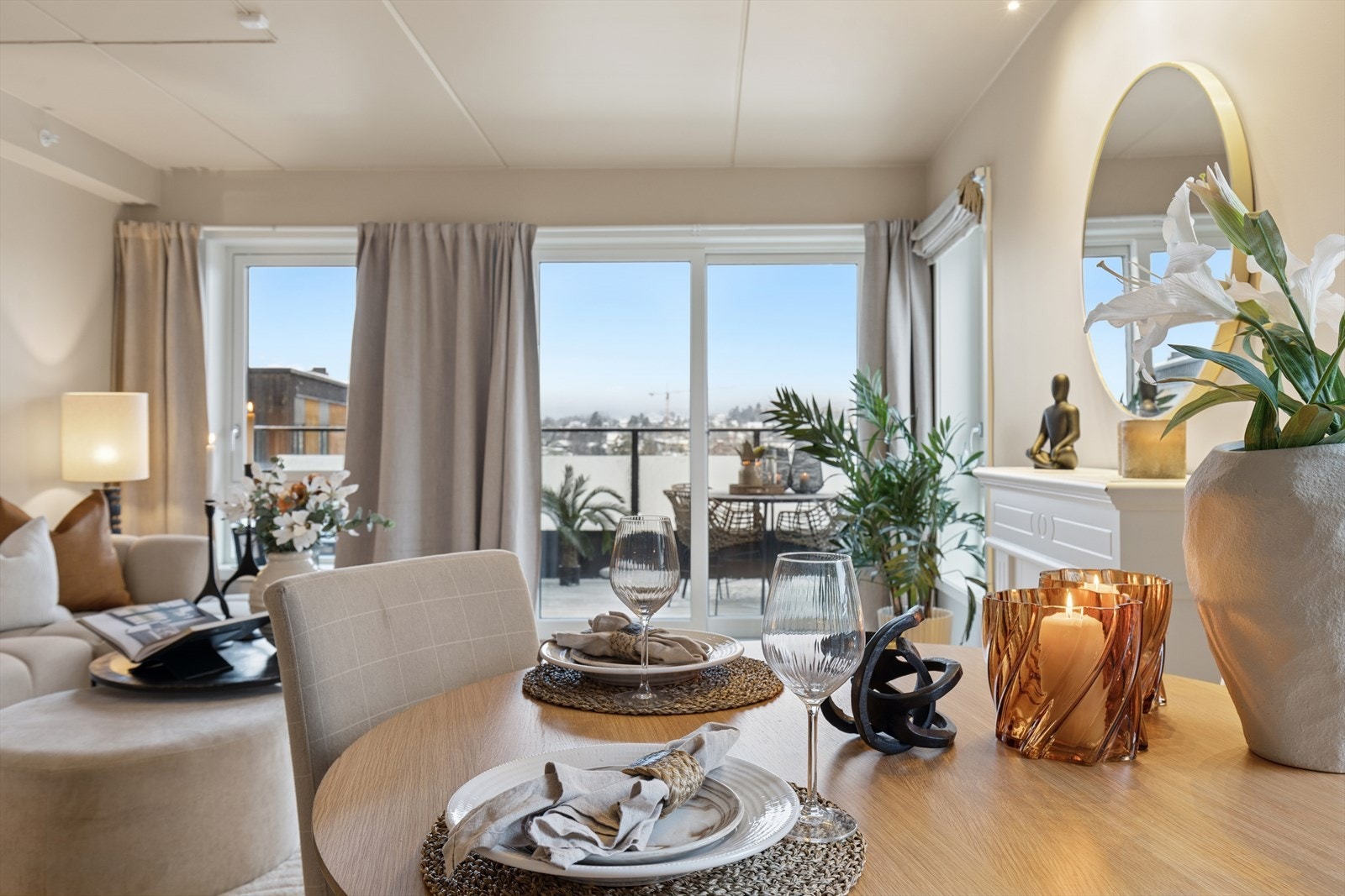 Åpent og sosialt oppholdsrom som inviterer til gode stunder med familie og venner. Galleribilde