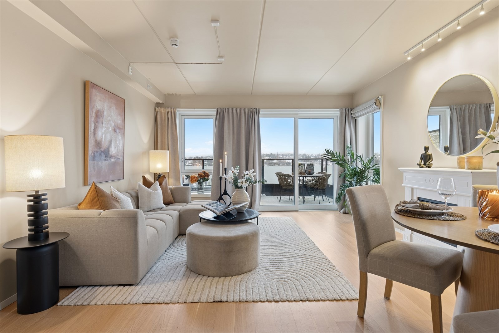 Stuen har direkte utgang til leilighetens hovedbalkong - perfekt for å trekke ut på fine dager. Galleribilde