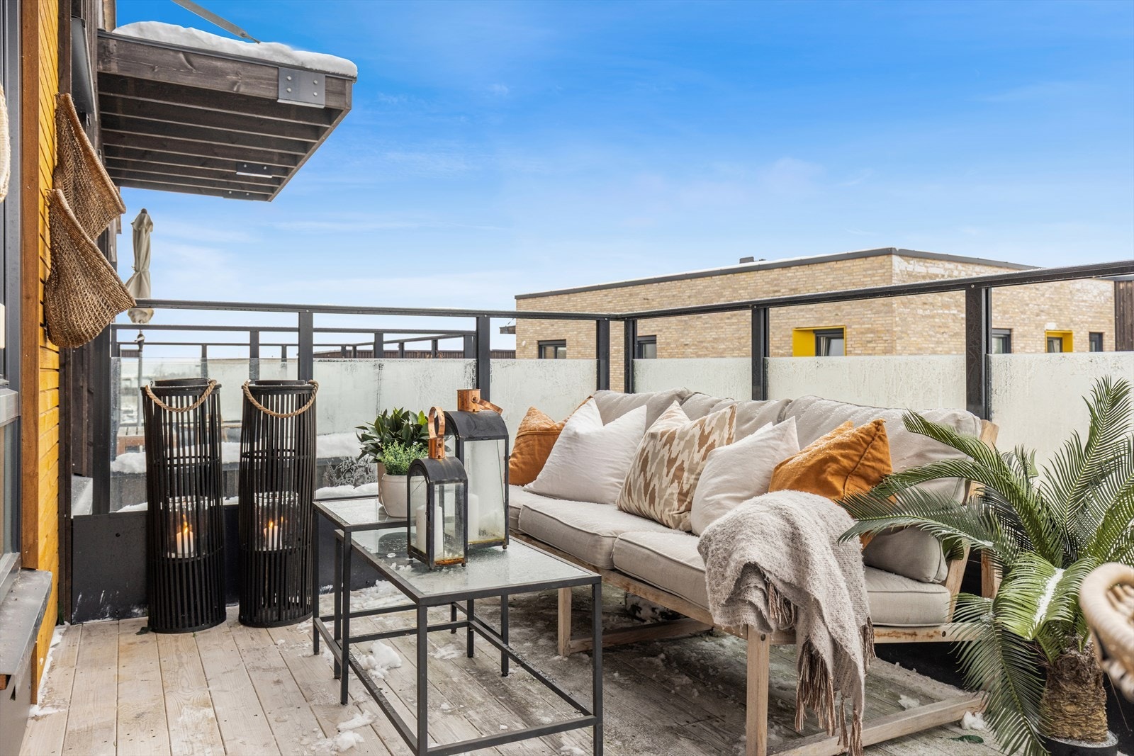 Romslig, nordvestvendt balkong på 12 m² - her er det lett å skape din egen uteoase. Galleribilde