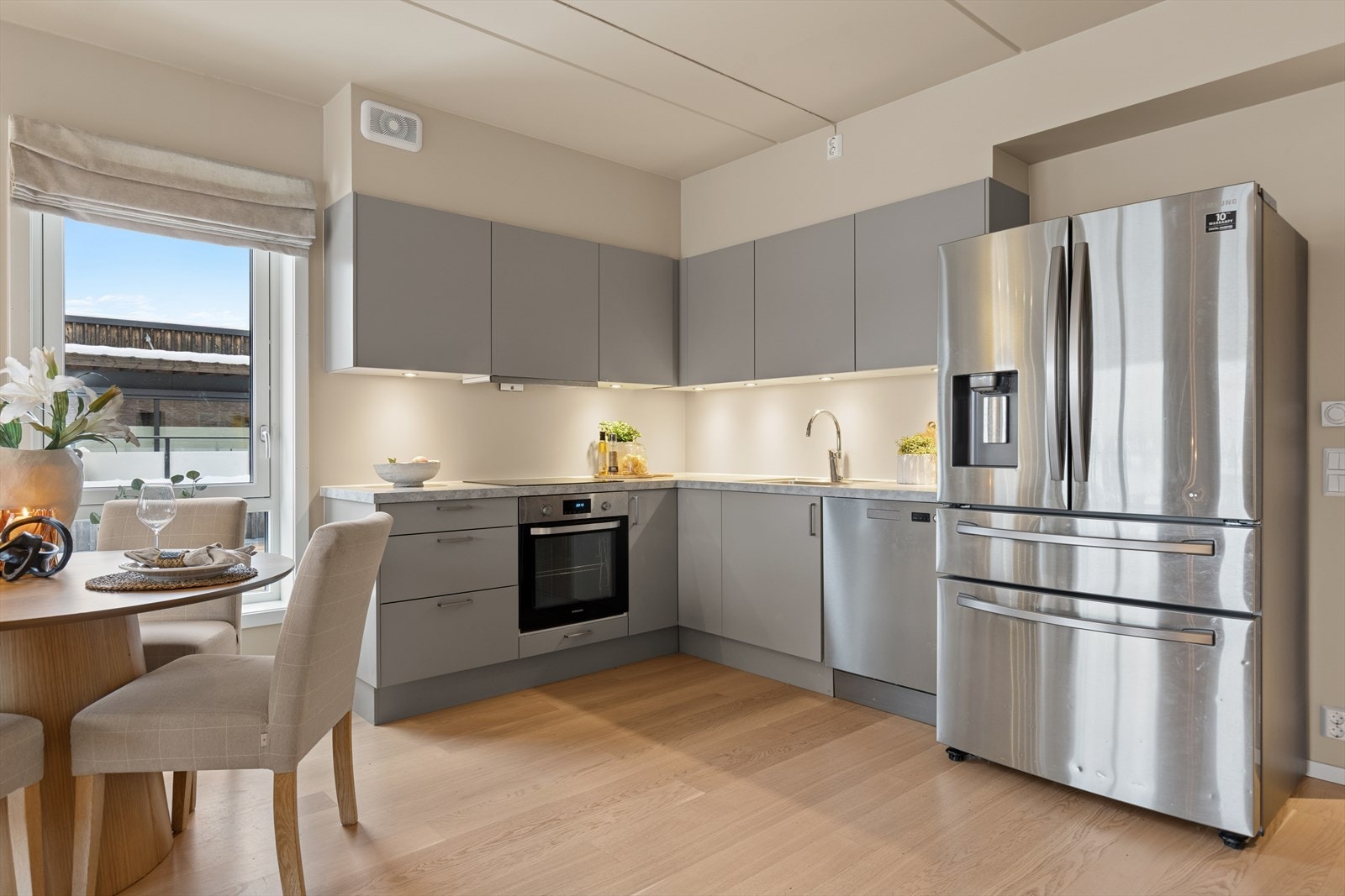 Velutstyrt kjøkken med underlimt oppvaskkum, ettgrepsarmatur fra Oras og integrerte hvitevarer som stekeovn, platetopp og oppvaskmaskin. Galleribilde