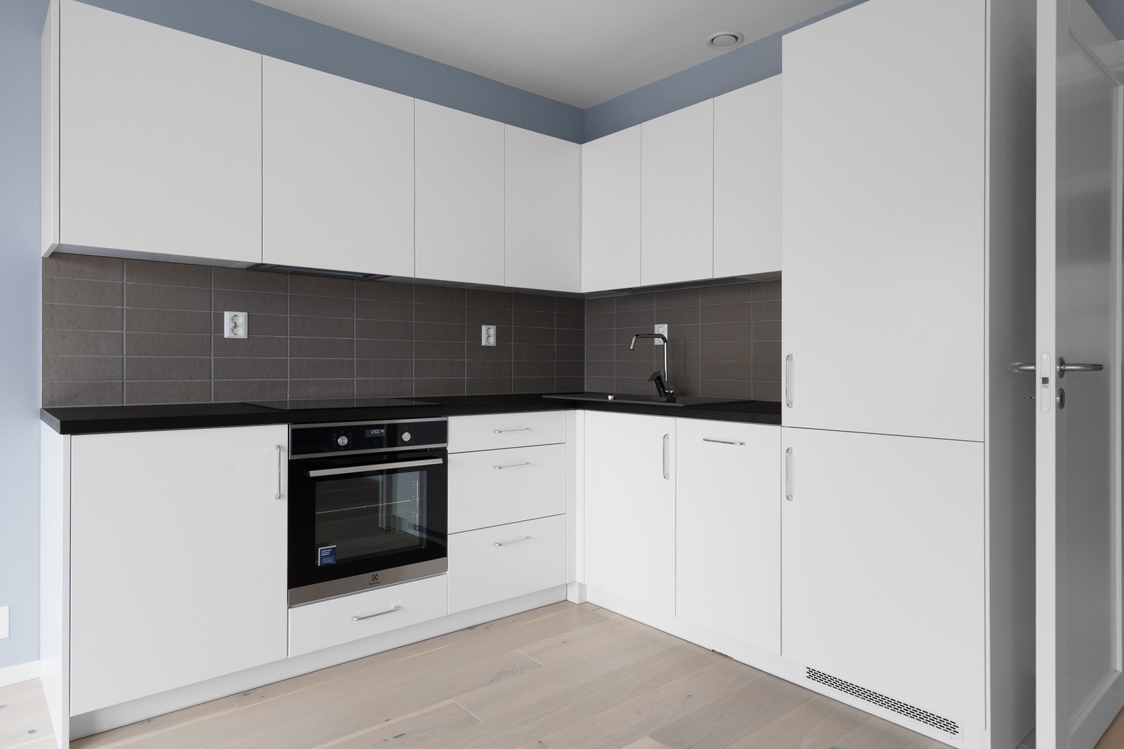 Moderne kjøkken med integrerte hvitevarer fra Electrolux. Galleribilde