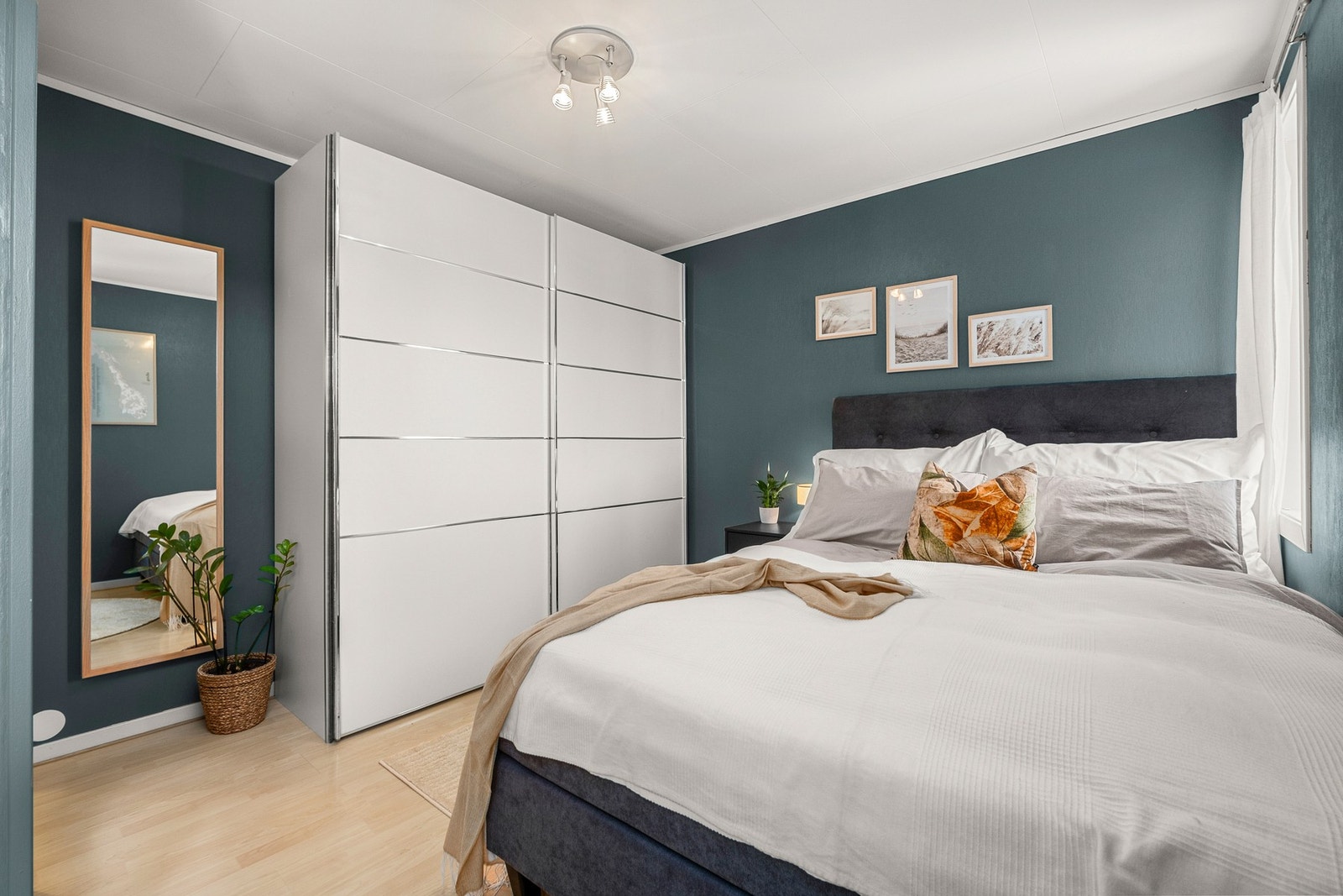 Soverommet har tilhørende garderobeløsning med god lagringsplass. Galleribilde