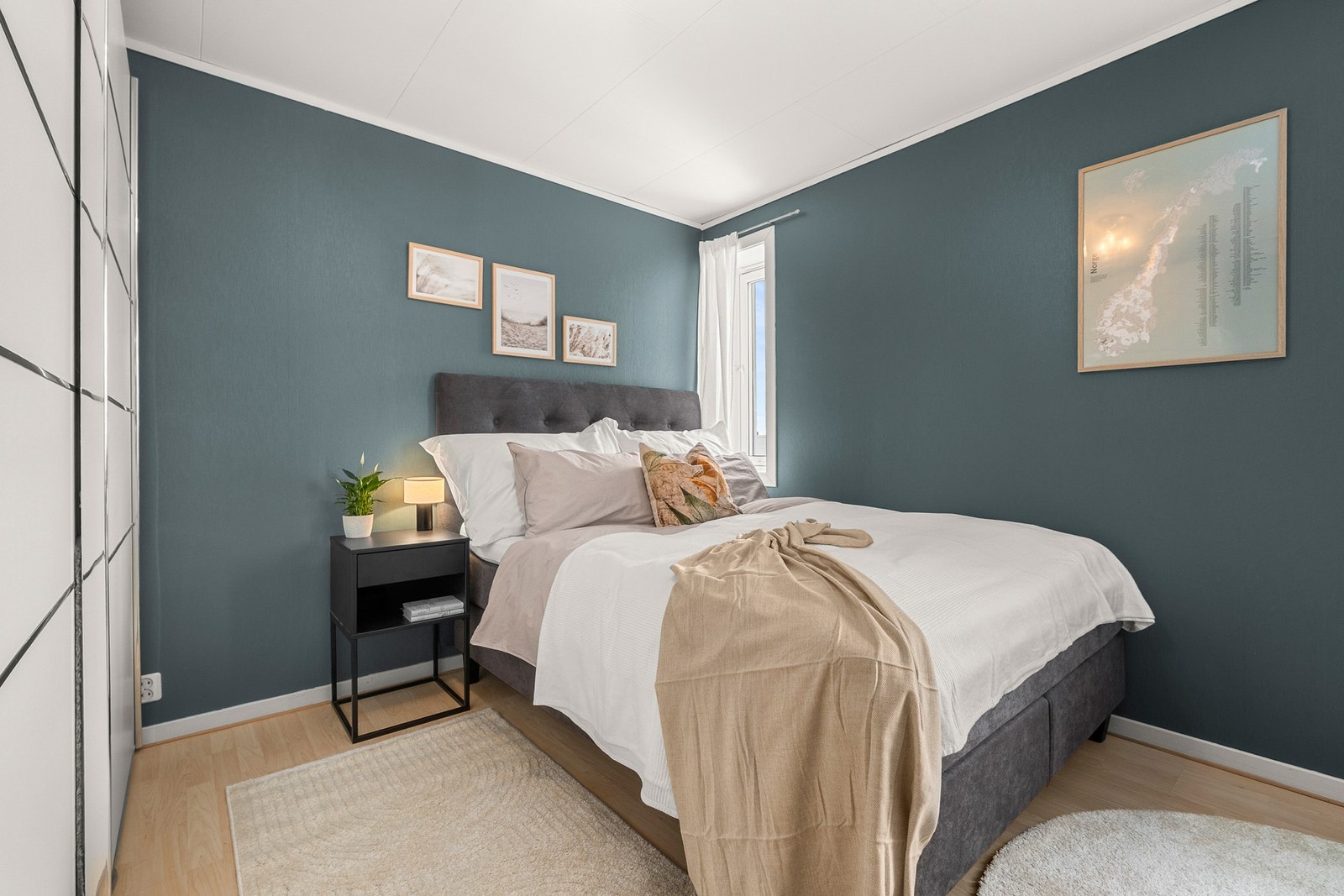 Hovedsoverommet er på ca. 11,5 kvm. God plass til dobbeltseng. Galleribilde