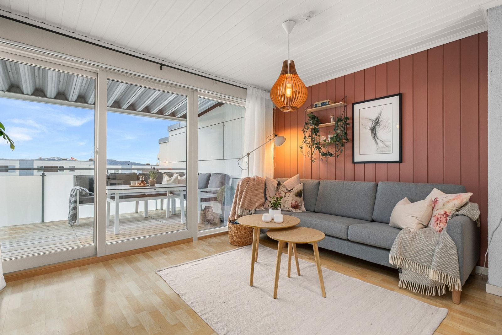 Store vindusflater i kombinasjon med beliggenhet i toppetasje bidrar til et godt lysinnslipp og et harmonisk inneklima. Galleribilde