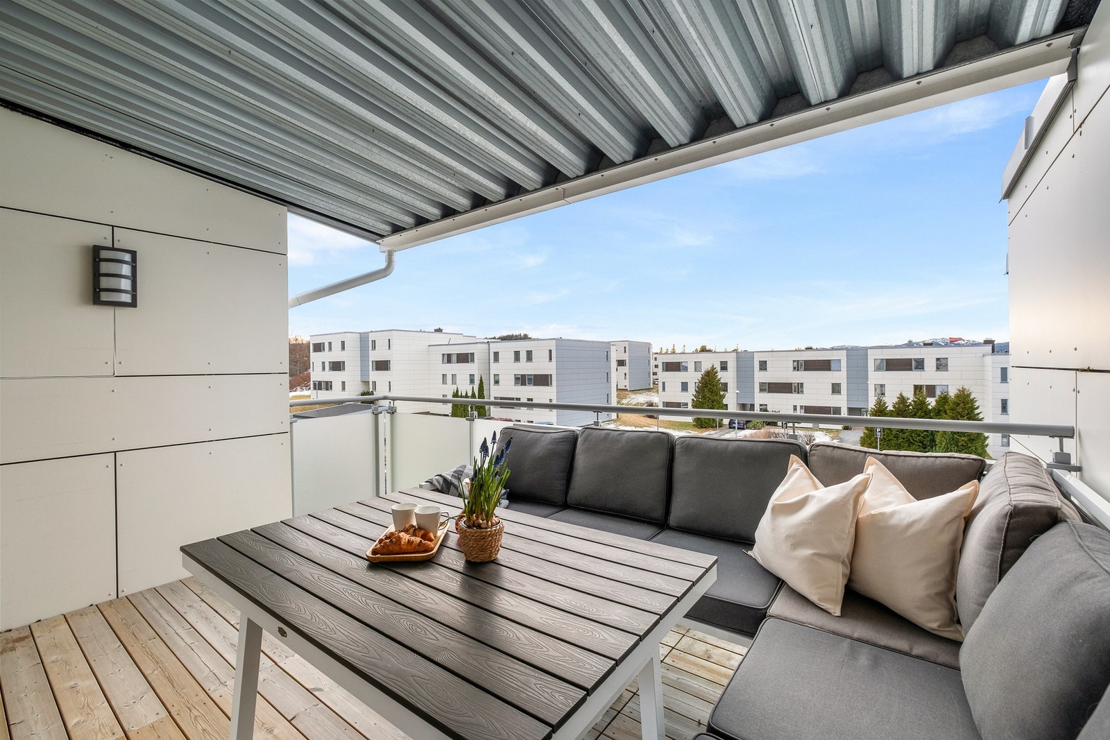 Balkongen er på ca. 11 kvm med god plass til utemøblement og grill e.l. Galleribilde