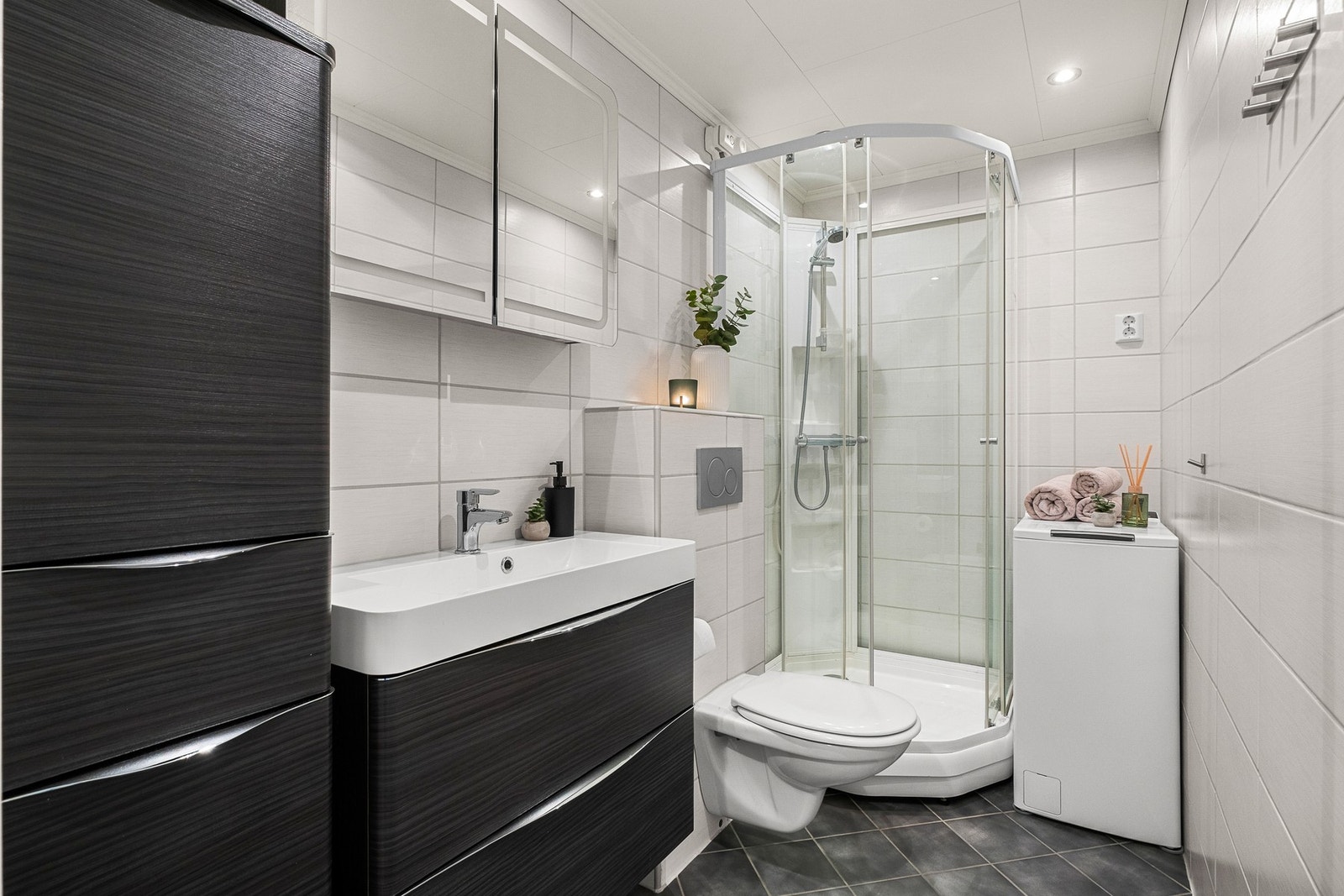 Badet er på ca. 3,5 kvm og ble totaloppusset i 2012. Det har blitt dusjet i dusjkabinett, og det er etablert opplegg for vaskemaskin. Galleribilde