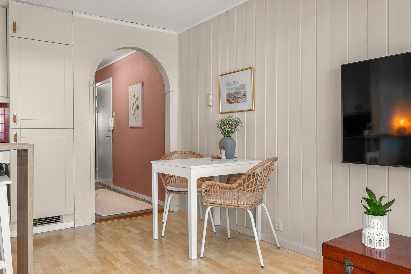 I tilknytning til kjøkkenet har du også plass til et lite spisebord. Galleribilde