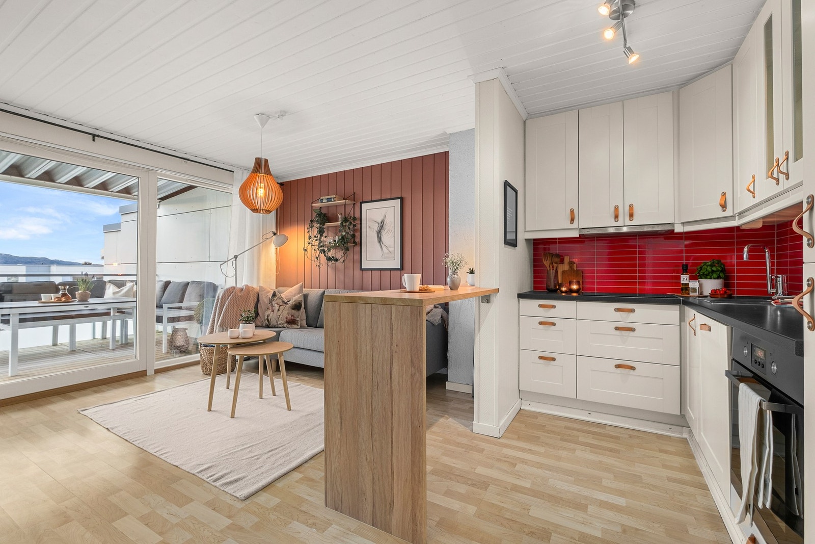 I overgangen mellom kjøkken og stue er det etablert en ba-løsning som gir ekstra arbeidsflate eller et sted for frokosten! Galleribilde