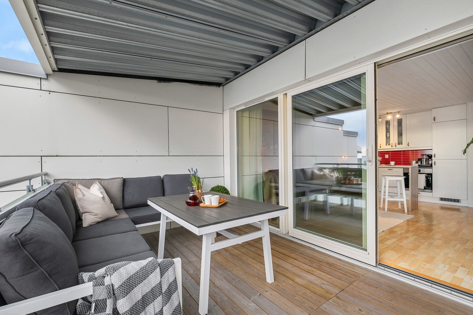 Med store skyvedører oppleves balkongen som en forlengelse av stuen på finværsdager. Galleribilde