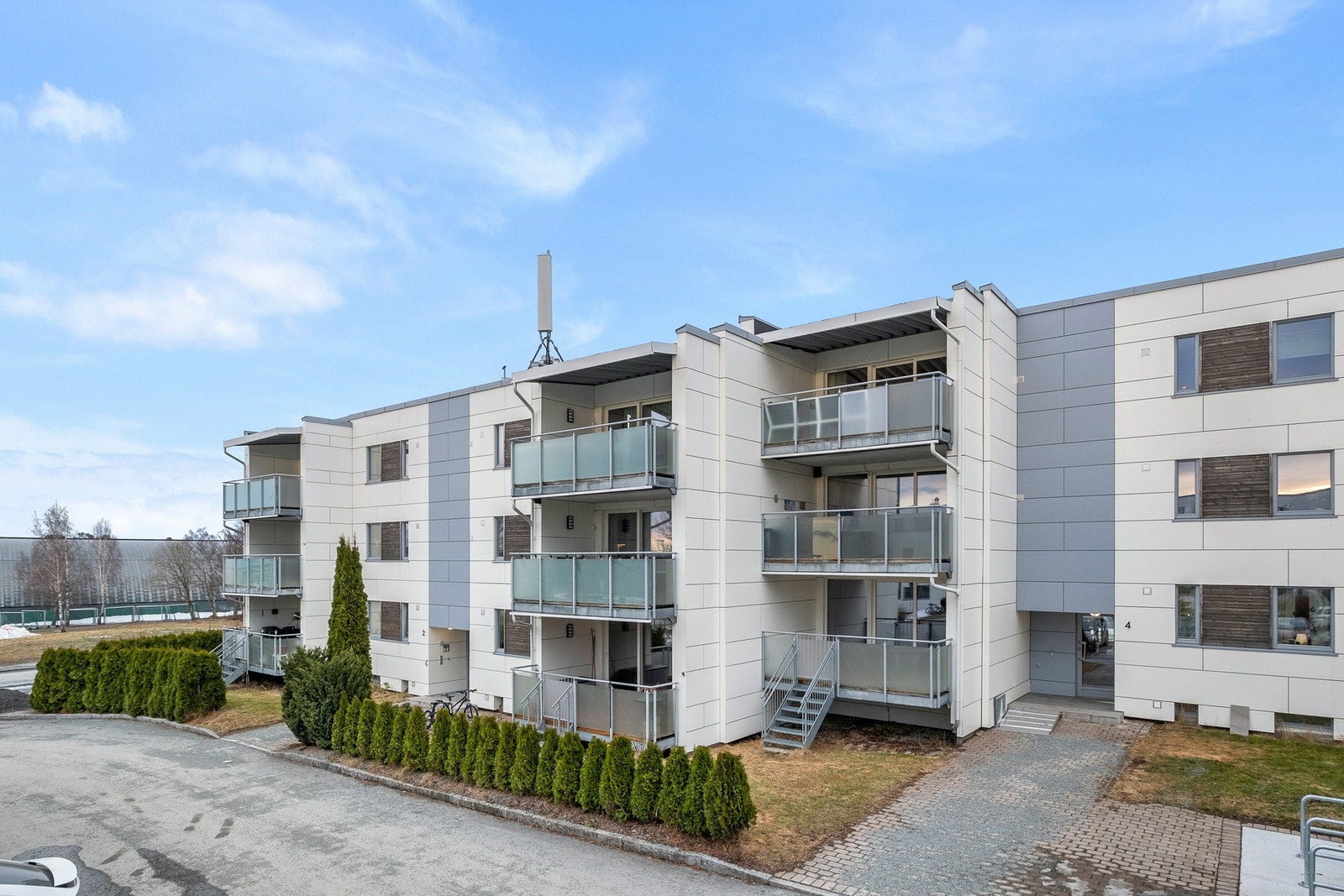 Tunvegen BL er et solid borettslag med orden i sysakene, og uteområdene er pent opparbeidet med store grøntareal og lekeplasser på sommerstid. Galleribilde