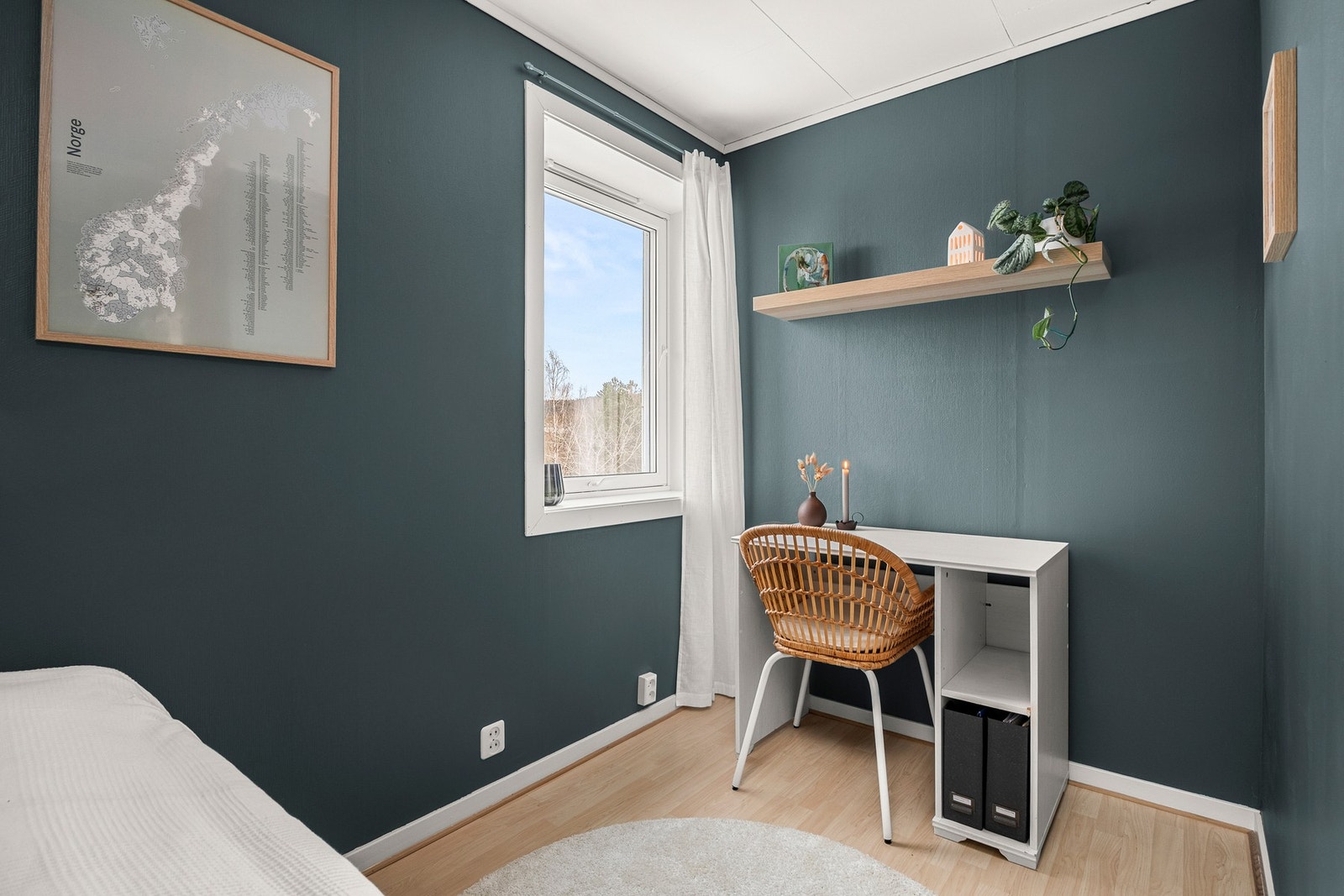 Praktisk hjørne som passer fint til et hjemmekontor, ev. ekstra garderobeplass. Galleribilde