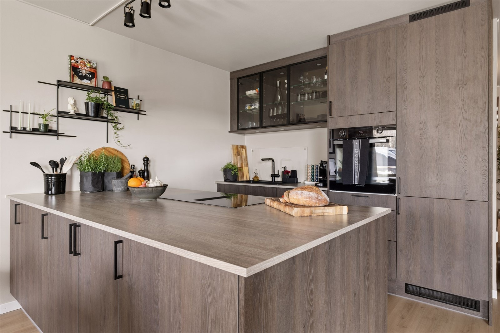 Kjøkkenventilator med kullfilter sørger for effektiv utlufting under matlagingen. Galleribilde