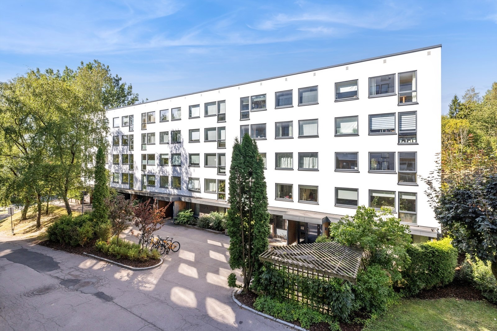Leiligheten er en del av et veletablert borettslag i bydel Vestre Aker. Galleribilde