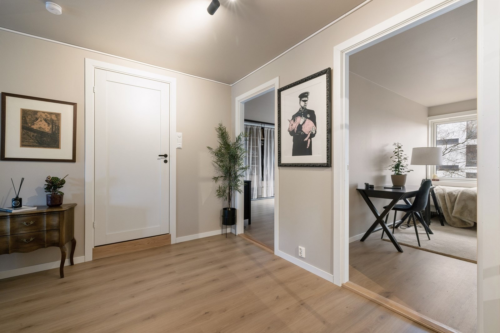 Romslig gang med gode oppbevaringsmuligheter. Galleribilde