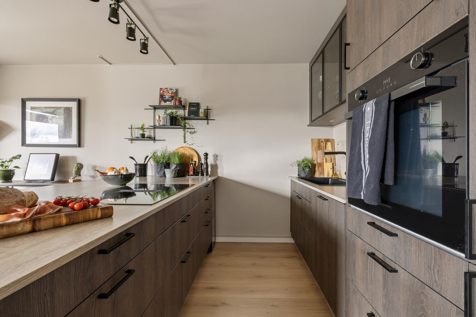 Alle hvitevarer er integrerte, inkludert platetopp, stekeovn, oppvaskmaskin og kjøl-/fryseskap. Galleribilde