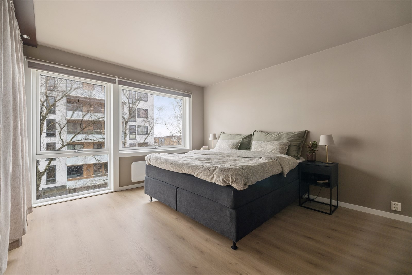 Hovedsoverommet er romslig og har god plass til dobbeltseng og garderobeløsning. Galleribilde